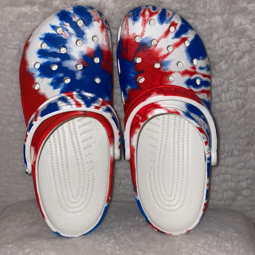 Fun, Tie-Dye Red, White, and Blue Crocs !! Size 6-8 in Women.
